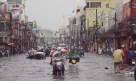 Đường Phan Đình Phùng (quận Phú Nhuận) bị ngập trắng