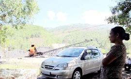 Chủ một bãi than: “Mua bao nhiêu cũng có !” (ảnh lớn). Một hầm than còn mới vết đào ở An Điềm (ảnh nhỏ) Ảnh: Nam Cường