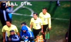 Đánh lén vào…mông trọng tài