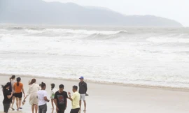 Sóng to gió lớn, nhiều người ở Đà Nẵng vẫn ra biển 'check in' sau bão 