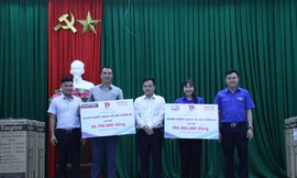 'Áo xanh' mang nước sạch về cho bà con vùng ngập lụt Đà Nẵng