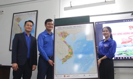 T.Ư Đoàn tặng bản đồ cho trường học, nhà trưng bày Hoàng Sa