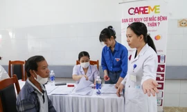 Thầy thuốc trẻ khám sàng lọc bệnh tim mạch, thận cho người dân Đà Nẵng