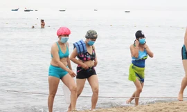 Sáng 9/6, sau khi lệnh cấm tắm được gỡ bỏ, dù trời mưa nhỏ, rất đông người dân Đà Nẵng đã đổ về các bãi biển để tập thể dục, đi bộ, tắm biển...