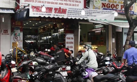 Loạt xe máy ngâm nước xuyên đêm, thợ sửa xe Đà Nẵng tất bật từ sáng sớm