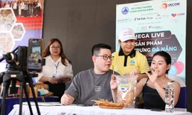 Livestream bán cá, mực, bánh ở chợ truyền thống Đà Nẵng