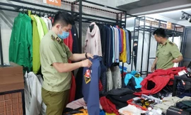 Qua kiểm tra, lực lượng Quản lý thị trường (QLTT) TP Đà Nẵng phát hiện lượng lớn hàng hóa không rõ nguồn gốc xuất xứ, không có hóa đơn chứng từ, nghi giả mạo nhãn hiệu tại 4 địa điểm kinh doanh có tiếng trên địa bàn. Ảnh: G.T