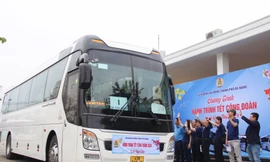 Công nhân Đà Nẵng háo hức về Tết trên chuyến xe Công đoàn