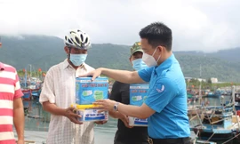 Trao hộp thuốc an sinh cùng ngư dân vươn khơi bám biển