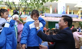 Mang đông ấm đến với trẻ em miền núi Đà Nẵng
