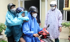 Áo xanh giúp người dân Đà Nẵng chạy bão