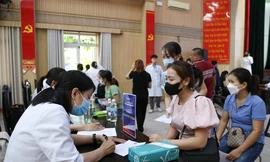 Thanh niên công nhân Đà Nẵng được khám bệnh miễn phí, mua sắm 0 đồng