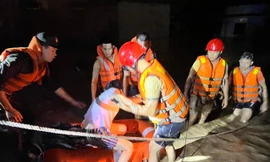 Nước lụt lên nhanh, dân Đà Nẵng kêu cứu, lực lượng cứu hộ xuyên đêm giúp dân