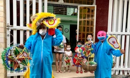 Đội múa lân mặc bảo hộ trùm kín 'quẩy' quang gánh đầy ắp quà trung thu