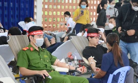 Ngàn bạn trẻ Đà Nẵng xếp hàng hiến máu ở Chủ nhật Đỏ