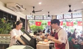 Nhiều bạn trẻ Đà Nẵng làm việc xuyên kỳ nghỉ lễ 2/9 để kiếm thêm thu nhập