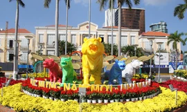 Đàn hổ 'ngũ hành' dũng mãnh xuất hiện ở đường hoa Đà Nẵng