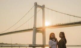 Giới trẻ rủ nhau đón hoàng hôn thơ mộng bên cầu dây võng dài nhất Việt Nam 