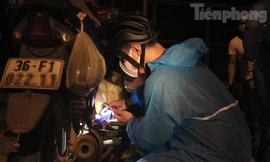 Xuyên đêm cứu hộ, 'tiếp sức' người dân đi xe máy về quê tránh dịch