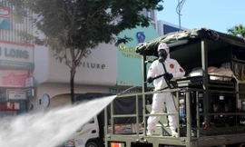 Trung tâm Ứng cứu sự cố hóa học, sinh học, hạt nhân miền Trung (Binh chủng Hoá học - Bộ Quốc Phòng) huy động xe đặc chủng cùng hàng chục cán bộ, chiến sĩ thực hiện nhiệm vụ khử khuẩn toàn bộ các khu vực phong tỏa do có ca mắc COVID-19 và các khu dân cư lân cận ở Đà Nẵng.