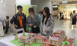 Bạn trẻ thích thú chiêm ngưỡng những công trình biểu tượng Đà Nẵng thu nhỏ