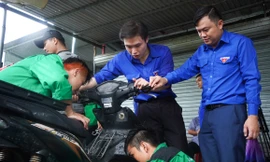 Sinh viên dầm mưa, sửa xe miễn phí cho người dân ở 'rốn ngập' Đà Nẵng