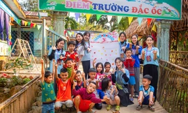 'Cõng' Tết lên non, gói bánh chưng tặng bà con vùng biên