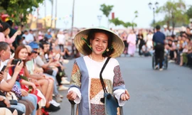 Áo dài bằng vải vụn do người mẫu khuyết tật trình diễn hưởng ứng Giờ Trái đất 2023 ở Hội An