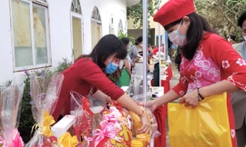 Vẽ tranh, viết thư pháp trên lon bia