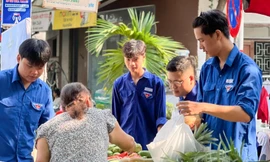 Độc đáo phiên chợ đổi rác lấy thực phẩm sạch