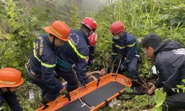 Phòng Cảnh sát PCCC&CNCN - Công an TP Đà Nẵng vừa cứu hộ thành công 1 nam thanh niên gặp tai nạn giao thông rồi rơi xuống vực ở đèo Hải Vân
