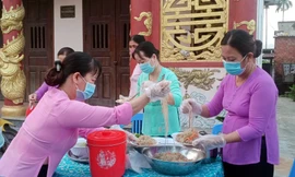 Hơn 1 tuần nay, các chị em phụ nữ trên địa bàn xã Hòa Tiến (huyện Hòa Vang, Đà Nẵng) tổ chức nấu cơm "tiếp sức" cho các tổ lưu động làm căn cước công dân trên địa bàn. Ảnh: NVCC