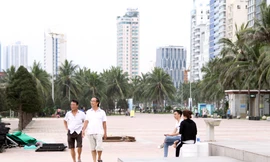 Dù tình hình dịch bệnh COVID - 19 đang diễn biến phức tạp trên thế giới, Bộ Y tế cũng đồng thời khuyến cáo người dân thực hiện tốt các yêu cầu phòng dịch nơi công cộng, tuy nhiên, tại nhiều các công viên, bãi biển, chợ... ở Đà Nẵng, nhiều người dân vẫn "lơ" khẩu trang