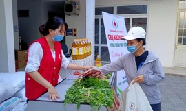 Những phiếu đi chợ trị giá 500 nghìn đồng giúp hàng trăm hộ có hoàn cảnh khó khăn, chịu ảnh hưởng bởi dịch bệnh COVID–19 tại Đà Nẵng mua sắm thực phẩm, nhu yếu phẩm tại Chợ Nhân đạo