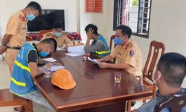 Làm việc với lực lượng CSGT, "quái xế" giải thích bịt mắt lái xe để cho... ngầu