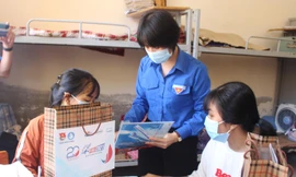 Thành đoàn Đà Nẵng trao các phần quà hỗ trợ cho thí sinh người Cơ Tu tham dự kì thi THPT Quốc gia 2021. Đồng thời, lực lượng tình nguyện viên Tiếp sức mùa thi sẵn sàng hỗ trợ các em trong việc ôn tập, giải quyết các sự cố, vướng mắc từ nay đến khi kết thúc kì thi. Ảnh: Giang Thanh