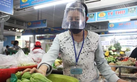 Tiểu thương Đà Nẵng đeo thẻ bán cách ngày, quầy hàng căng dây như ma trận để giãn cách