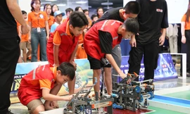Gay cấn màn tranh tài Robot gặt 'mùa vàng' của học sinh Đà Nẵng