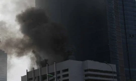 Khói bốc nghi ngút khiến công nhân hoảng loạn tháo chạy