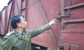 15 toa gỗ được đưa về ga Giáp Bát (Hà Nội) đã 2 tháng nay nhưng cơ quan chức năng vẫn chưa đưa ra biện pháp xử lý