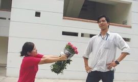 Giới trẻ hào hứng với cách tặng quà "độc" ngày Valentine. Ảnh: Nguyễn Hà