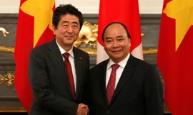Thủ tướng Nguyễn Xuân Phúc được Thủ tướng Nhật Bản Shinzo Abe đón tiếp nồng ấm trong chuyến công du Nhật Bản.