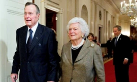 cố Tổng thống Bush H.W. Bush và phu nhân Barbara Bush dự một buổi tiệc ở Nhà Trắng năm 2009 khi Bush "con" đang là đương kim tổng thống Mỹ. Ảnh: CNN
