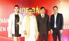 Ông Swami Vidyanand, Chủ tịch Liên minh Yoga thế giới (thứ hai từ trái sang) tại buổi lễ thành lập Văn phòng đại diện YAI tại Hà Nội.