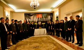 Các cán bộ Đại sứ quán Việt Nam tại Ba Lan viếng Chủ tịch nước Trần Đại Quang.