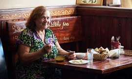 Giờ đây, hàng trăm người già yếu, nghèo khổ ở St. Petersburg được phục vụ bữa trưa miễn phí tại một quán cafe tư nhân.