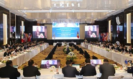 Phiên họp toàn thể đầu tiên của APPF-26 bàn về vấn đề an ninh, chính trị.