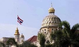 Các công sở tại Thái Lan treo cờ rủ ba ngày từ 24/9 đến 26/9 để tưởng niệm Chủ tịch Trần Đại Quang.