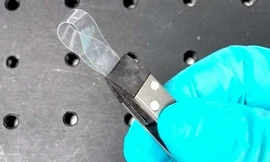 Vật liệu tổng hợp auxetics mới được cho là càng kéo càng dày thêm.