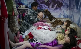 Người đàn ông Trung Quốc 60 tuổi sở hữu 9 búp bê.